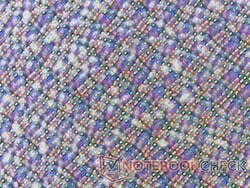 A tela RGB fosca apresenta uma granulação visivelmente maior do que a maioria das outras telas