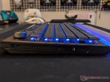 Teclado Command KB7 posicionado na horizontal, sem ajuste de altura.