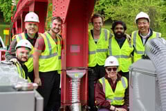 Membros da equipe de pesquisa da UMass Amherst e do MIT no local do reparo em Great Barrington (Fonte da imagem: UMass Amherst)