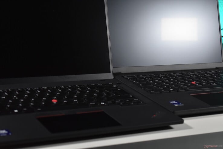 ThinkPad T14 Gen 7 (direita) vs. ThinkPad T14 Gen 6 (esquerda)