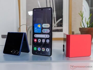 Galaxy Tela e câmeras traseiras do Z Flip 7 (fonte da imagem: Notebookcheck)