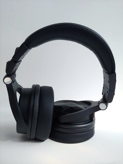 Fones de ouvido Studio Max 1 para DJs. (Fonte da imagem: Notebookcheck)