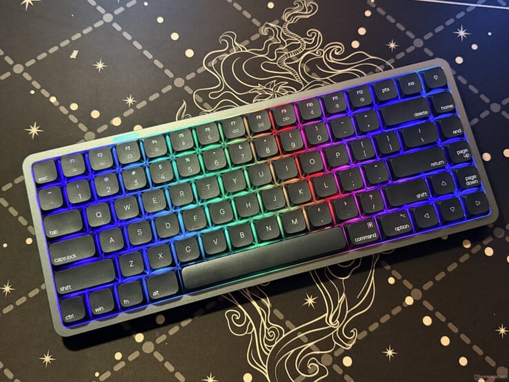 O Akko Air 01 com as luzes RGB acesas