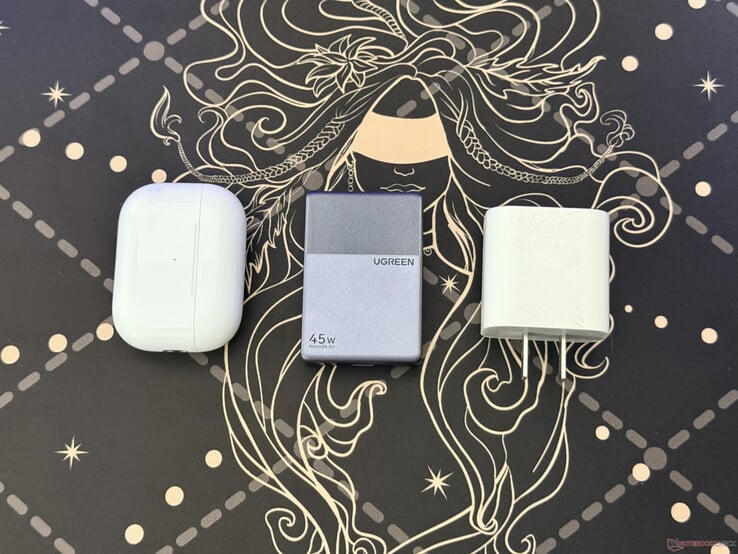 O Ugreen Nexode Air 45W Slim ao lado do estojo dos AirPods Pro e de um carregador Apple e de 18W