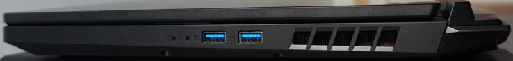 Portas à direita: 2 x USB-A (10 Gbit/s)