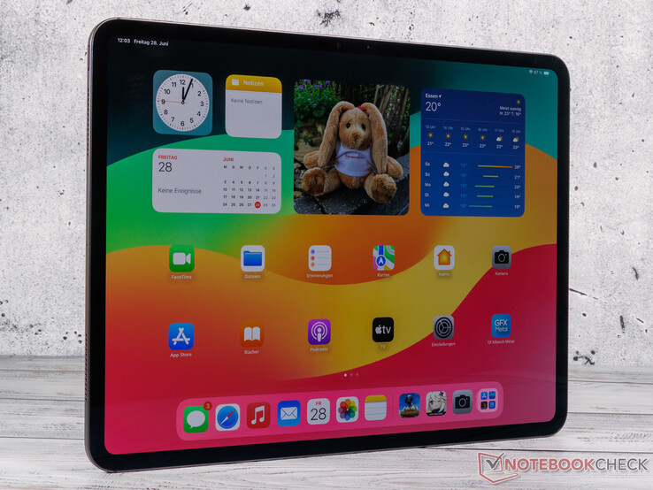 O iPad Pro 13 (M4) tem molduras de tela relativamente finas para um tablet, de qualquer forma. (Fonte da imagem: Notebookcheck)