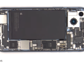 Os internos do iPhone 14 Plus'. (Fonte: PBKReviews via YouTube)