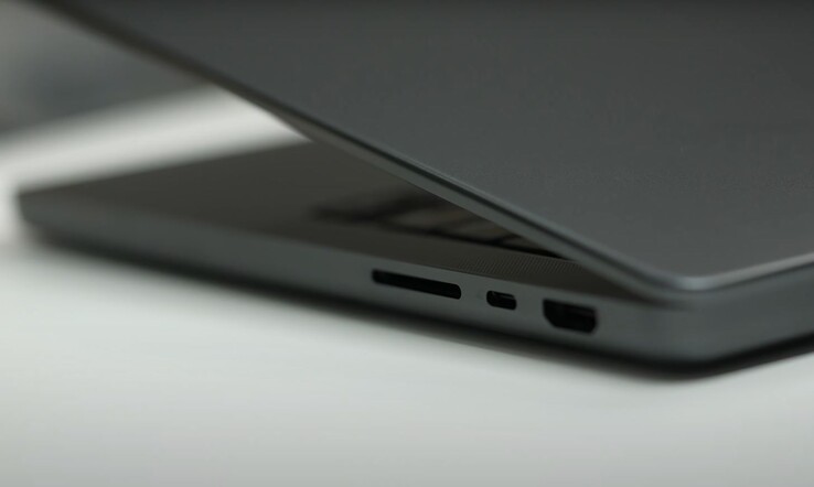Appleo próximo MacBook Pro M4 da Apple contará com uma porta Thunderbolt 4 extra. (Fonte da imagem: Romancev768V via YouTube)