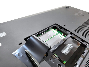 PensePad P17 G2: Ranhuras SSD desocupadas abaixo da escotilha de manutenção