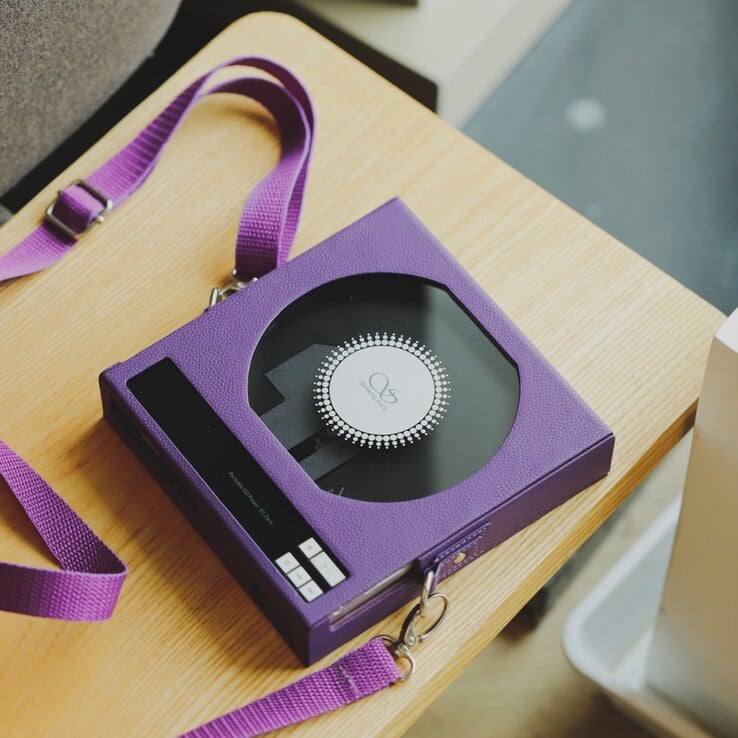 O estojo de couro PU opcional para o CD player portátil Shanling EC Zero AKM. (Fonte da imagem: Shanling)