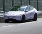 O Tesla Model Y Performance trim 2026 na pista de corrida de Nürburgring. (Fonte da imagem: CarSpy/YT)