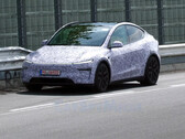 O Tesla Model Y Performance trim 2026 na pista de corrida de Nürburgring. (Fonte da imagem: CarSpy/YT)