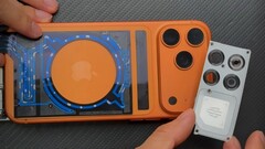 Um iPhone 17 Pro Max adaptado com um sistema de resfriamento a água (Fonte da imagem: Kingmi Mobile)