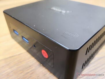 O chassi metálico é muito mais leve e fino do que com um NUC Intel