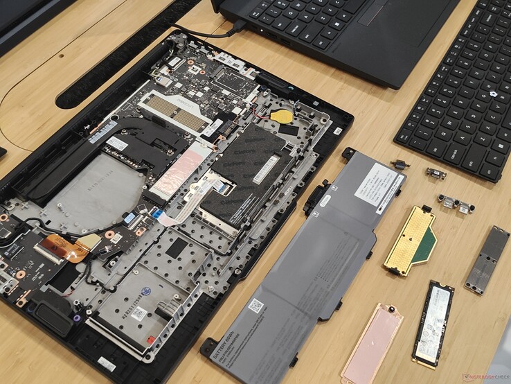 O Lenovo ThinkPad T14 Gen 7 com as CRUs removidas.