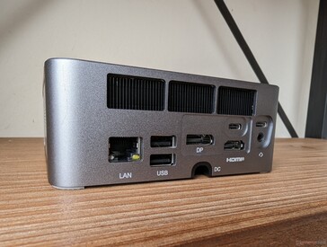 Traseira: 2,5 Gbps RJ-45, 2x USB-A 2.0, DisplayPort 1.4, 2x USB-C 4.0 com Power Delivery + DisplayPort, HDMI 2.1