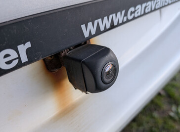 A câmera de ré começou a cair da caixa após cerca de 6 meses de uso