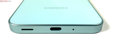 Parte inferior: alto-falante, USB-C 2.0, microfone