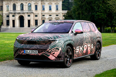 Um gigante disfarçado: O Skoda Peaq é o novo carro-chefe elétrico, competindo no segmento superior graças à sua grande bateria de 91 kWh e potência de até 220 kW.