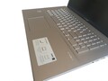 Asus VivoBook 17 F712JA laptop com IPS Full-HD e resfriamento passivo
