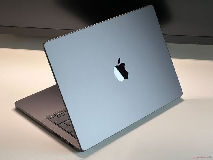 Apple MacBook Pro em Space Grey colocado em uma mesa com a tampa parcialmente aberta, mostrando o teclado e o logotipo Apple (Fonte da imagem: Notebookcheck)