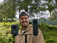 O DJI Osmo 360 e o Insta360 X5 um ao lado do outro. (Fonte da imagem: Benett Graezer)