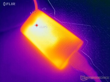 O adaptador CA atinge mais de 40 °C quando está sob carga