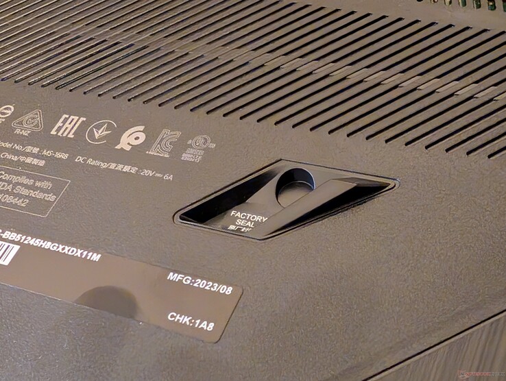 Ao contrário da maioria dos outros fabricantes de laptops, a MSI utiliza adesivos com selo de fábrica, o que pode causar dores de cabeça ao tentar reivindicar a garantia ou devolver a unidade ao varejista, se necessário, depois de adicionar mais RAM ou armazenamento (Fonte da imagem: Notebookcheck)