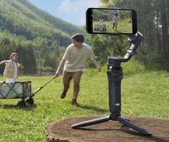 O OM 6 é o principal gimbal móvel da DJI e possui um tripé embutido e um bastão de selfie extensível (Fonte da imagem: DJI)