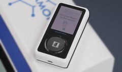 O monitor de glicemia não invasivo D-Pocket requer apenas que o usuário coloque o dedo no sensor. (Fonte de imagem: DiaMonTech - editado)