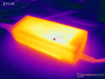 O adaptador CA pode atingir mais de 45 °C ao operar cargas exigentes