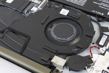 O ventilador único de 50 mm é maior do que na maioria dos outros Ultrabooks sem GPU dedicado. O comportamento de pulsação é infrequente e discreto