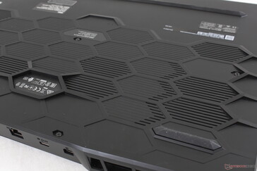 Projeto de ventilação do favo de mel ao longo da placa inferior, como nos últimos laptops Alienware