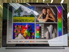 Ao ar livre, sob a sombra. O brilho é mais perceptível quando comparado ao mini-LED