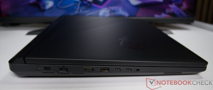 Esquerda: Adaptador de alimentação, LAN 2,5G, HDMI 2.1, USB-A 3.2 Gen. 2 (10 Gbit/s), 2x Thunderbolt 5 (DisplayPort, fornecimento de energia, G-SYNC (velocidade de dados de até 120 Gbps), áudio de 3,5 mm