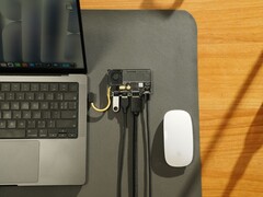 SSD portátil transparente Sharge Disk Pro com resfriamento ativo e hub multiportas conectado a um MacBook e ao Magic Mouse Apple. (Fonte da imagem: Sharge via Kickstarter)