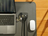 SSD portátil transparente Sharge Disk Pro com resfriamento ativo e hub multiportas conectado a um MacBook e ao Magic Mouse Apple. (Fonte da imagem: Sharge via Kickstarter)