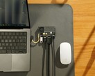 SSD portátil transparente Sharge Disk Pro com resfriamento ativo e hub multiportas conectado a um MacBook e ao Magic Mouse Apple. (Fonte da imagem: Sharge via Kickstarter)