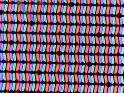 O monitor LC usa uma matriz clássica de subpixel RGB que consiste em um diodo emissor de luz vermelho, um azul e um verde.