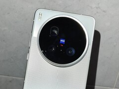O vídeo prático mostra o Vivo X200 Ultra, incluindo sua grande câmera Zeiss (Fonte da imagem: Little Red Book, Weibo)