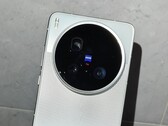 O vídeo prático mostra o Vivo X200 Ultra, incluindo sua grande câmera Zeiss (Fonte da imagem: Little Red Book, Weibo)