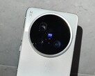 O vídeo prático mostra o Vivo X200 Ultra, incluindo sua grande câmera Zeiss (Fonte da imagem: Little Red Book, Weibo)