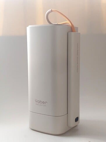O Yaber T1 Pro trava sua lente em uma posição voltada para baixo contra a base para protegê-la de danos durante o transporte. (Fonte da imagem: Yaber)