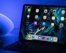 A mudança para a tecnologia chip-on-film deve trazer melhorias na eficiência energética também para o iPad Pro, modelo mais antigo na foto. (Fonte da imagem: Daniel Korpai &amp; Unsplash)