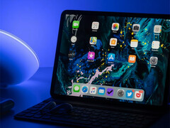 A mudança para a tecnologia chip-on-film deve trazer melhorias na eficiência energética também para o iPad Pro, modelo mais antigo na foto. (Fonte da imagem: Daniel Korpai & Unsplash)