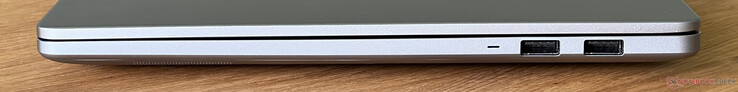 Direita: 2x USB-A 3.2 Gen 1 (5 Gbit/s)