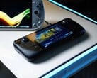 Um Steam Deck exibindo a tela inicial do SteamOS fica em uma mesa branca brilhante ao lado de vários PCs de jogos portáteis baseados no Windows, incluindo os dispositivos ASUS ROG Ally e Ayaneo. (Fonte da imagem: Notebookcheck)