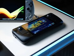 Um Steam Deck exibindo a tela inicial do SteamOS fica em uma mesa branca brilhante ao lado de vários PCs de jogos portáteis baseados no Windows, incluindo os dispositivos ASUS ROG Ally e Ayaneo. (Fonte da imagem: Notebookcheck)