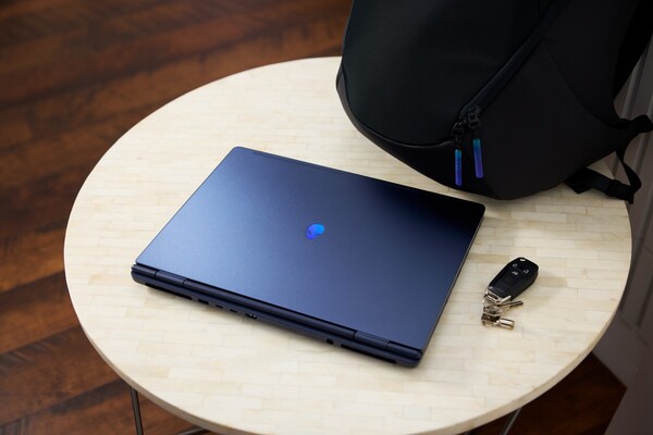 O Alienware 16X Aurora está disponível em uma única cor chamada Interstellar Indigo, que tem um acabamento acetinado.