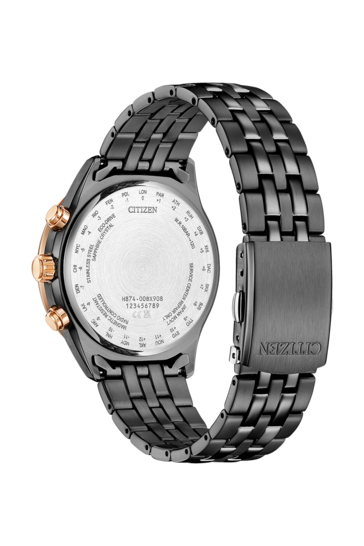 A parte traseira do Citizen Eco-Drive BY1036-53L, exibindo a pulseira de aço inoxidável preta e os códigos de cidades UTC no fundo da caixa.